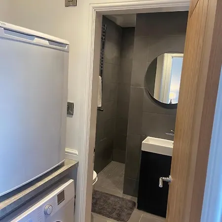 Spacious One Bedroom Ground Floor *