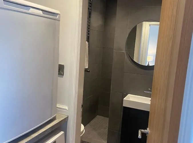 Spacious One Bedroom Ground Floor *