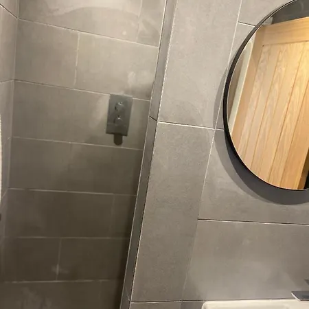 Apartamento Spacious One Bedroom Ground Floor *